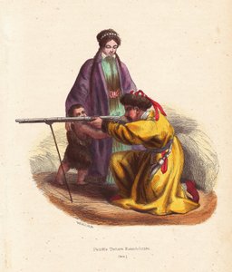 Família tártara de Kazan (Tartaristão, Rússia) - Família tártara de Kazan, o homem com chapéu de pelo e casaco forrado de pelo disparando um mosquete, com a mulher de casaco comprido e a criança de pelo - Gravura em madeira colorida à mão por Mercier de "C de Unbekannter Künstler