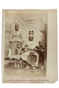 King Duke in Royal Robes with family, Old Calabar, Nigeria, c.1890 (estampa do álbum) de Unbekannt