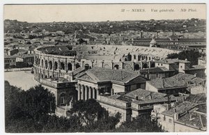 Languedoc Roussillon, Gard (30), Nimes: vista geral da cidade com os arenos e a Maison Carree - Cartão postal do final do século XIX ao XX de William M. Timlin