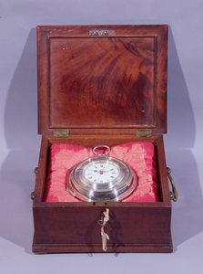 Relógio Marine, em caixa prateada, deitado em almofadas em mogno, por John Harrison e Filho de Unbekannt
