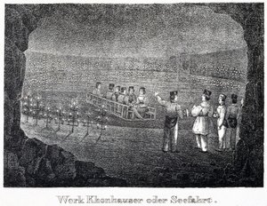 Mina de sal: um grupo de visitantes atravessando o lago salino subterrâneo da mina em um barco, em Durrnburg, Áustria de Unbekannt