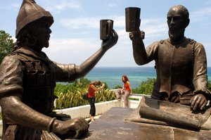 Monumento chamado Sanduguan ou ritual de sangue onde um brinde com sangue é encenado entre o conquistador espanhol Miguel LÃ pez de Legazpi e o Sikatuna filipino formalizando o primeiro acordo de paz. Bool, Bohol, 2019 (foto) de Unbekannt