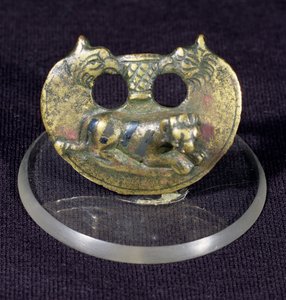 Monte decorado com cabeças de grifos e um tigre com listras de niello, final do 1º - início do século II d.C. (bronze) de Unbekannt