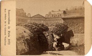 Município de Paris (1871): duas comunas posando perto dos escombros da coluna caída da Place Vendome em Paris. Fotografia anónima. Dim. 10,5x6,4 cm de Unbekannt