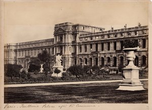 Município de Paris (1871): vista do Palais des Tuileries em Paris por volta de maio de 1871. Fotografia anônima. Impressão em papelão, Dim. 29x20 cm de Unbekannt