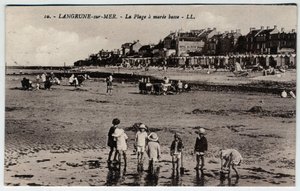 Normandia, Calvados (14), Langrune sur Mer (Langrune-sur-Mer): um grupo de crianças brincando na praia em mareee low Postcard no final do século XIX - início do século XX de William M. Timlin