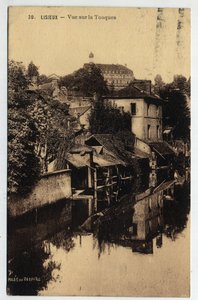 Normandia, Calvados (14), Lisieux: casas à beira dos Touques - Cartão Postal datado de 1934 de William M. Timlin