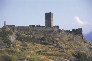 Velha ruína de um edifício, Castello St. Germain, Montjovet, Valle D