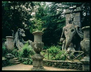 Um dos elefantes de Aníbal e um dragão lutando com um leão, esculturas dos jardins do Parco dei Mostri (Parque dos Monstros) dispostas entre 1550-63 pelo Duque de Orsini, para desenhos de Giacomo Barozzi da Vignola (1507-73) (pedra) (foto) (para detalhes v de Unbekannt