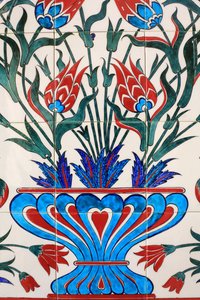 Um dos 80 painéis de Iznik - azulejos de cerâmica altamente decorados, populares no século XVI - que se destacam nos edifícios imperiais e religiosos de Istambul. Mesquita Sheikh Zayed. 1995. Emirado de Abu Dhabi de Unbekannt