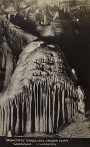 Tubos para órgãos, Goughs Cave, Cheddar (foto a p/b) de Unbekannt