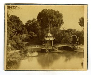 Orleães, Loiret (45), Centro, França, Pavilhão e ponte chinesa num parque de Orleães de Unbekannter Künstler