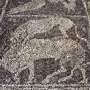 Pantera a atacar um touro (mosaico de pedra) de Unbekannt