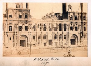 Comuna de Paris (1871): vista do Hotel de Ville após o incêndio de maio de 1871. Fotografia anónima. Impressão em papelão Dim. 15x10 cm de Unbekannt
