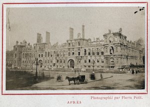 Comuna de Paris (1871): vista do Hotel de Ville em Paris após o seu incêndio em Maio de 1871. Fotografia de Pierre Pepetit. Impressão em papelão, Dim. 9x5,4 cm de Unbekannt