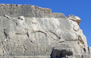 Túmulo de pilares com gravura representando um caçador matando um javali, Xanthos, Turquia (foto) de Unbekannt