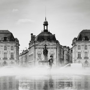 Place de la Bourse, França, 2012 (foto a p/b) de 