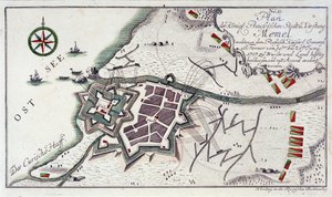 Plano de Memel (atual Klaipeda, Lituânia), durante a rendição da cidade, de 27 de junho a 5 de julho de 1757. Água-forte a cores de 1764. de Unbekannter Künstler