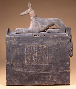 Caixa em forma de plyon com uma inscrição e uma estátua de Anúbis como chacal (de data posterior) na tampa, egípcia, de Tebas, início da 22ª Dinastia, c.900 a.C. (madeira pintada a preto) de Unbekannt