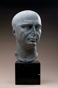 Retrato de um padre de Ísis com cabeça raspada, romano, século II d.C. (mármore cinzento escuro) de Unbekannt