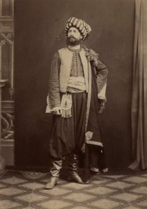 Retrato de um homem em traje tradicional tunisino tirado durante a expedição na Tunísia de Unbekannter Künstler