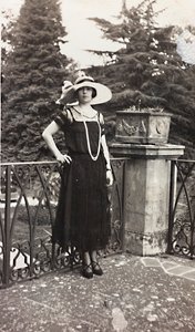 Retrato de uma mulher, talvez membro da família Torrigiani, encostada à balaustrada de um terraço de Unbekannter Künstler