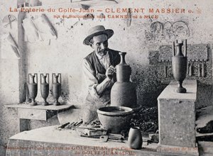 Cartão postal com Clement Massier (1844-1917), mestre oleiro de Poterie de Golf-Juan a trabalhar no seu estúdio, França, século XX de William M. Timlin