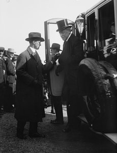 O Presidente Woodrow Wilson a sair de um automóvel. Washington, DC, por volta de 1918. Foto por (foto a p/b) de Benjamin Baud