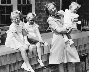 A Princesa Juliana da Holanda (à direita) e suas três filhas loiras, Beatrix, 6, Irene, 4 e Margriet Francesca, de 18 meses, estão de férias no Cabo Cod e esperando que o iminente colapso da máquina de guerra alemã lhes permita voltar ao thei