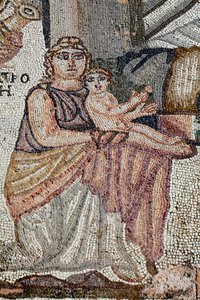 Representação do recém nascido Aquiles com sua enfermeira, Anatrophe - Detalhe do painel representando o primeiro banho de Aquiles - Paphos Mosaics, a vila do século V d.C. - Chipre - Achilles nouveau ne avec sa nourrice, Anatrophe - Detalhe de de Unbekannt