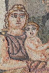 Representação do recém nascido Achilles com sua enfermeira, Anatrophe - Detalhe do painel representando o primeiro banho de Achilles - Paphos Mosaics, a vila do século V d.C. - Chipre - Achilles nouveau ne avec sa nourrice, Anatrophe - Detalhe de de Unbekannt