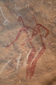 Rock Art, Pré-História: Pintura rupestre de duas personagens longilíneas num abrigo ornamentado nas Montanhas Uweinat, Sudão. Período de 8000 a 3000 anos antes de Cristo. Fotografia de Unbekannt