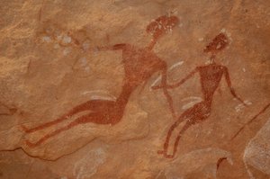 Arte rupestre, Pré-história: Detalhe de uma pintura rupestre de duas personagens num abrigo ornamentado, no maciço de Uweinat, Egipto. (Período de 8000 a 3000 anos a.C.). Fotografia de Unbekannt