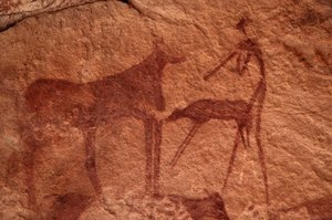 Arte rupestre, Pré-história: Pintura rupestre de uma vaca, bezerro e personagem (arqueiro) num abrigo ornamentado, no maciço de Uweinat, Egipto. (Período de 8000 a 3000 anos a.C.). Fotografia de Unbekannt