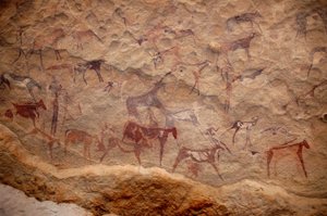 Arte rupestre, Pré-história: Pintura rupestre de um grupo de gado e personagens policromáticos (pastores e arqueiros) num abrigo ornamentado, no maciço de Uweinat, Sudão. Período de 8000 a 3000 anos antes de Cristo. Fotografia de Unbekannt