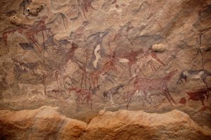 Arte rupestre, Pré-história: Pintura rupestre de um grupo de gado e personagens policromáticas num abrigo ornamentado, no maciço de Uweinat, Sudão. Período de 8000 a 3000 anos antes de Cristo. Fotografia de Unbekannt