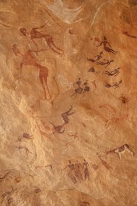 Arte rupestre, Pré-história: Pintura rupestre de um grande conjunto de personagens e gado num abrigo ornamentado, no maciço de Uweinat, Egipto. (Período de 8000 a 3000 anos a.C.). Fotografia de Unbekannt