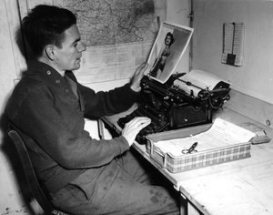 Segunda Guerra Mundial (1939-1945) - Segunda Guerra Mundial (II Guerra Mundial ou 2ª Guerra Mundial): Mutzig (Alsácia) França, 1 de Dezembro de 1944: O cabo Flanerty, cronista do Beachead News (jornal de notícias da GI), vê uma fotografia que publica na pr de Unbekannt