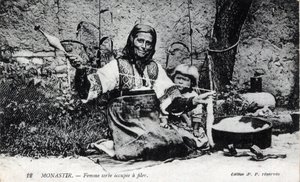 Sérvia, Monastir: Mulher sérvia ocupada correndo, Monastir é chamada de desormais Bitola e está localizada em Macedoine - Postcard 1914-1918 de William M. Timlin