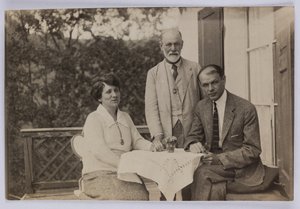 Sigmund Freud e Horace W. e Anjelika Frink, c.1920 (foto a p/b) de Unbekannt