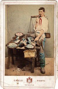 Pequenos metiers: retrato de um pescador, perto da sua carga de peixe, Veneza. Século XIX Imprimir em papelão Dim. 11x16,5 cm de Unbekannt