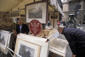 Stall vendendo impressões digitais, Piazza del Carmine, Milão, Lombardia, Itália de Unbekannt