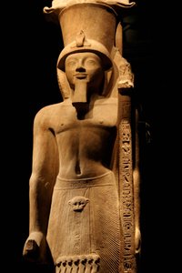 Estátua do faraó Sethi II (Seti ou Sety) (1200-1194 a.C.) da 19ª dinastia em gres cor-de-rosa, ostenta um cetro com o símbolo do deus Amon, Museu Egípcio de Turim. de Unknown