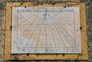 Relógio de sol, parede lateral da Igreja de Maria Santissima Assunta, Palazzo Adriano, Sicília, Itália de Benjamin Baud