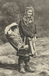Suécia. Mulher de colo carregando seu bebê em um berço de pele de rena. 1920 de Unbekannt