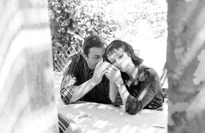 A ATRIZ MARIE LAFORET COM SEU NAMORADO O DIRETOR JEAN GABRIEL ALBICOCCO EM VENEZA LIDO - 1961 de Unbekannt