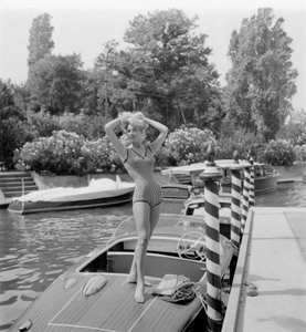 A ATRIZ NADINE DUCA EM VENICE LIDO - 1960 de Unbekannt