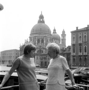 A CRÍTICA DE LITERATURA FERNANDA PIVANO COM MARIA HEMINGWAY EM VENEZA - 1966 de Unbekannt