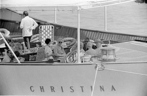 O CONSTRUIDOR DE NAVIOS ARISTOTELIS (aristocrata) ONASSIS E O ESTATESTADOR DA IGREJA WINSTON COM A SUA VEZ NO YACHT "CHRISTINA" EM VENEZ - 1960 de Unbekannt