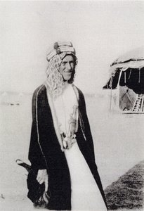 T. E. Lawrence em Vestido Árabe (foto a p/b) de Unbekannt